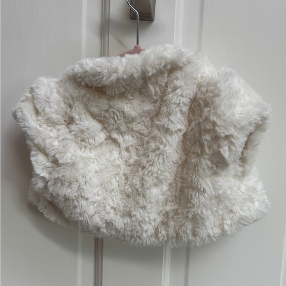 NWOT Laura Ashley London 2T Girls Cream Faux Fur Shawl - Picture 2 of 3